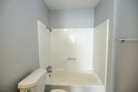 Bath - 1313 Floyd Ave #176, Modesto, CA 95355 photo 2 of 2