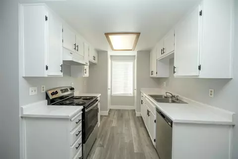Kitchen - 1313 Floyd Ave #176, Modesto, CA 95355 photo 2 of 5