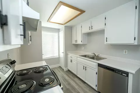 Kitchen - 1313 Floyd Ave #176, Modesto, CA 95355 photo 3 of 5