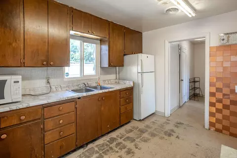 Kitchen - 33 E Gridley Rd, Gridley, CA 95948 photo 4 of 5
