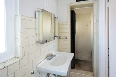 Bath - 33 E Gridley Rd, Gridley, CA 95948 photo 2 of 3