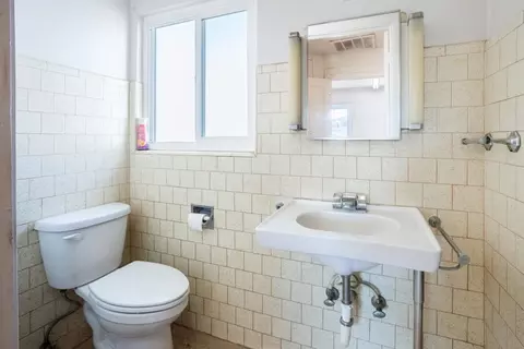 Bath - 33 E Gridley Rd, Gridley, CA 95948 photo 1 of 3