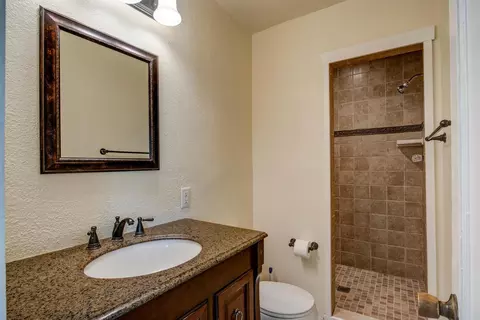 Bath - 20991 Jamestown Rd, Sonora, CA 95370 photo 3 of 4