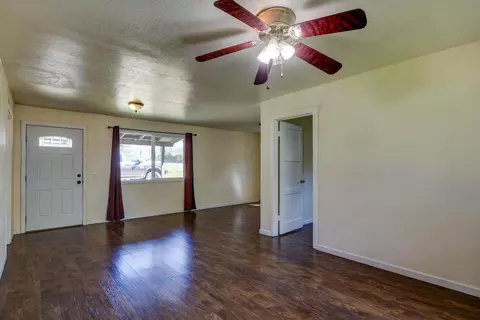 Living - 20991 Jamestown Rd, Sonora, CA 95370 photo 5 of 9
