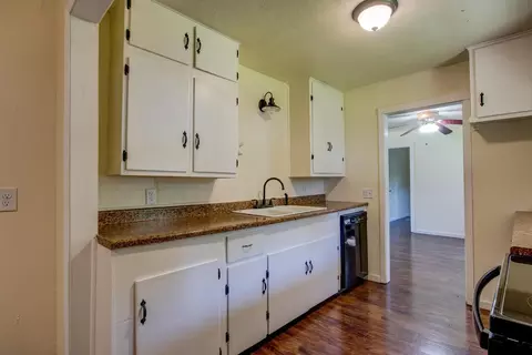 Kitchen - 20991 Jamestown Rd, Sonora, CA 95370 photo 2 of 3