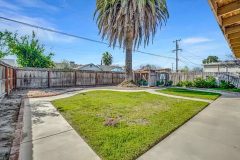 Exterior - 628 E North St, Manteca, CA 95336 photo 5 of 5