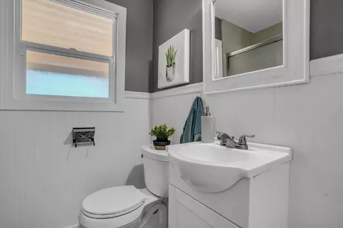Bath - 628 E North St, Manteca, CA 95336 photo 2 of 2