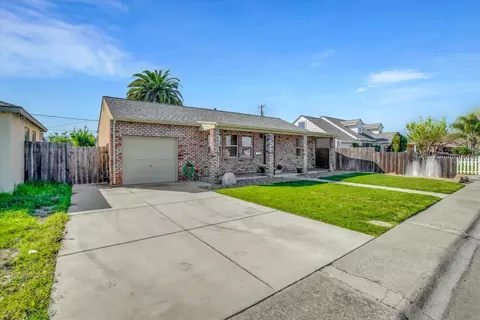 Exterior - 628 E North St, Manteca, CA 95336 photo 2 of 5