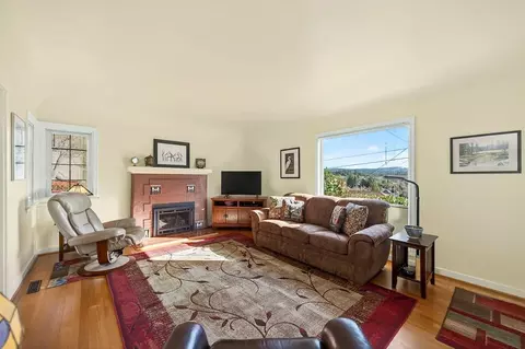 Living - 245 Walnut St, Jackson, CA 95642 photo 1 of 2