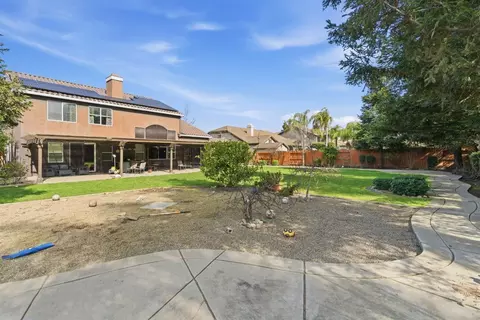 Exterior - 848 W Santos Ave, Ripon, CA 95366 photo 7 of 9
