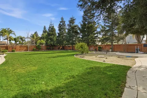 Exterior - 848 W Santos Ave, Ripon, CA 95366 photo 8 of 9