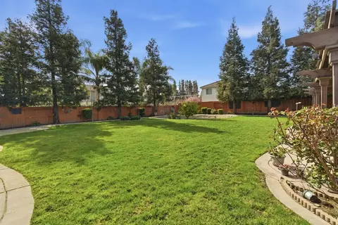 Exterior - 848 W Santos Ave, Ripon, CA 95366 photo 5 of 9