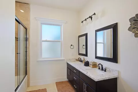 Bath - 3205 Hillglen Ave, Modesto, CA 95355 photo 7 of 10