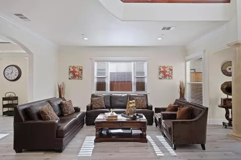 Living - 3205 Hillglen Ave, Modesto, CA 95355 photo 2 of 6