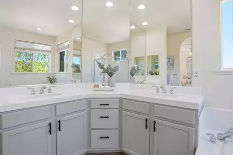 Bath - 848 Morningside Dr, Folsom, CA 95630 photo 2 of 5