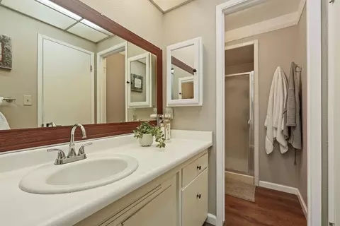 Bath - 3109 Yorkshire Ln, Modesto, CA 95350 photo 2 of 4