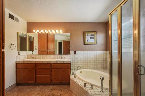 Bath - 325 Lancaster Dr, Stockton, CA 95207 photo 2 of 3