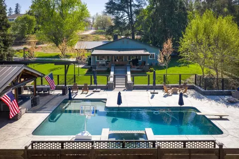9576 Meadow Dr, Winton, CA 95388