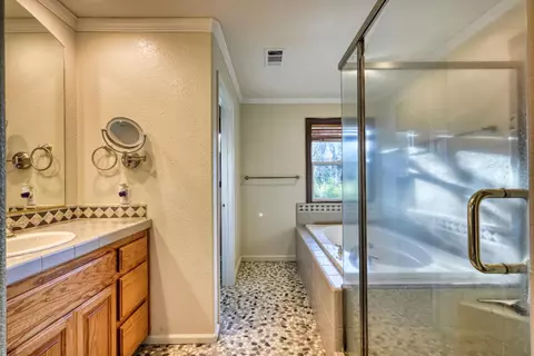 Bath - 4841 Val Verde Rd, Loomis, CA 95650 photo 5 of 6