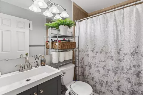 Bath - 552 W 4th St, Tracy, CA 95376 photo 2 of 2