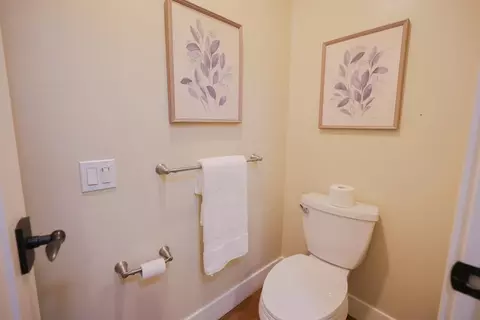 Bath - 5129 El Cemonte Ave, Davis, CA 95618 photo 1 of 6