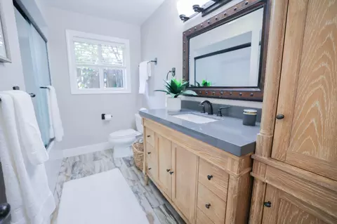 Bath - 5129 El Cemonte Ave, Davis, CA 95618 photo 2 of 6