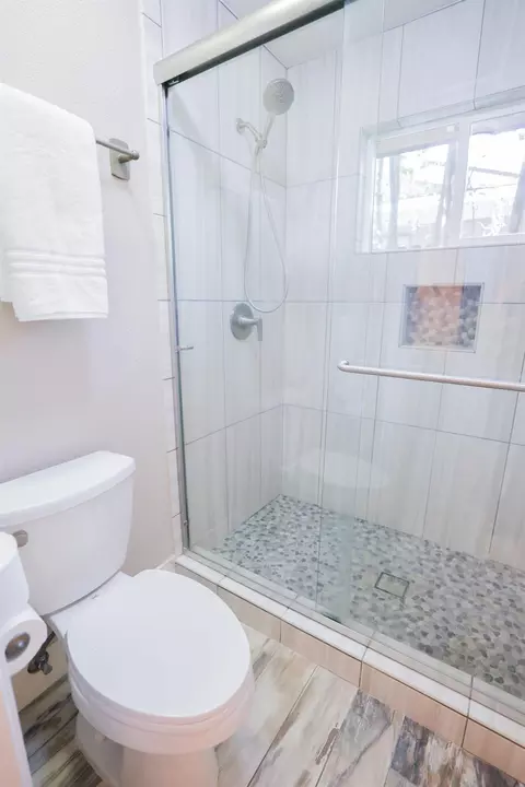 Bath - 5129 El Cemonte Ave, Davis, CA 95618 photo 5 of 6
