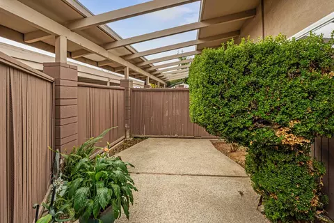 Exterior - 805 Tully Rd #5, Modesto, CA 95350 photo 1 of 4