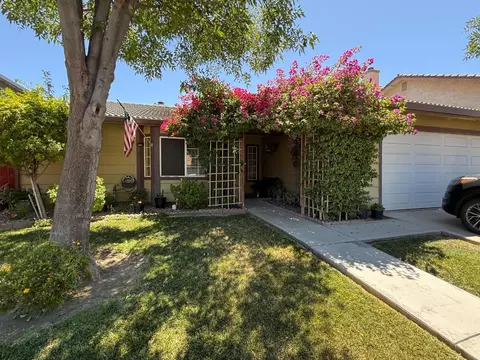558 Cedarwood Ct, Los Banos, CA 93635