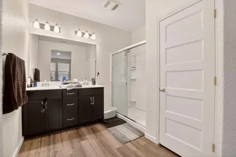 Bath - 1681 Oleander Ave, Manteca, CA 95337 photo 1 of 1