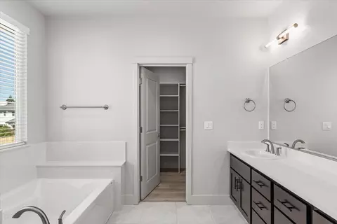 Bath - 2041 Zane Way, Turlock, CA 95382 photo 7 of 9