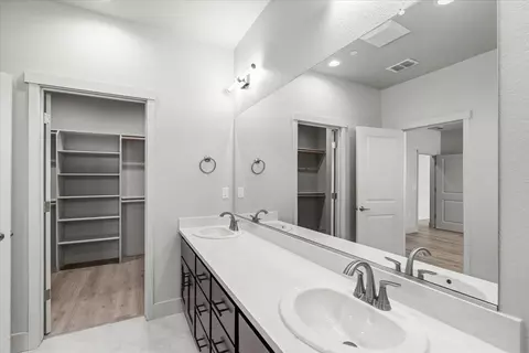 Bath - 2041 Zane Way, Turlock, CA 95382 photo 3 of 9