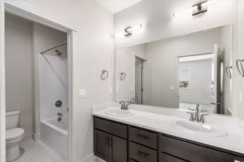 Bath - 2041 Zane Way, Turlock, CA 95382 photo 6 of 9