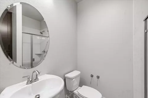 Bath - 2041 Zane Way, Turlock, CA 95382 photo 4 of 9