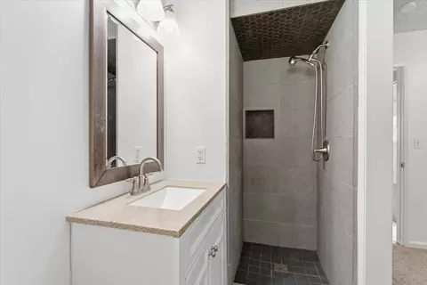 Bath - 209 Tokay Ave, Modesto, CA 95350 photo 2 of 4