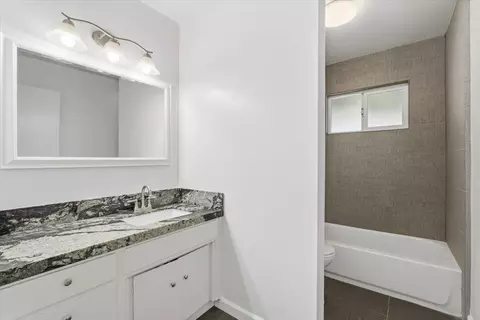 Bath - 209 Tokay Ave, Modesto, CA 95350 photo 3 of 4