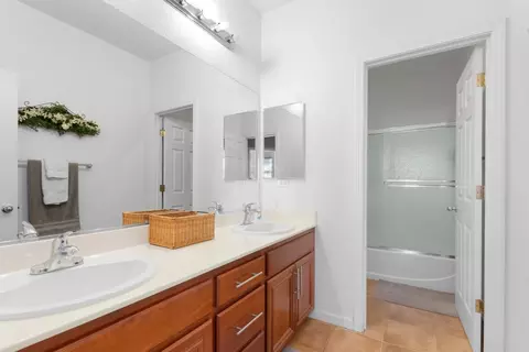 Bath - 751 Banff Dr, Newman, CA 95360 photo 3 of 3