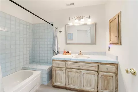 Bath - 2971 Windsor Ct, Rescue, CA 95672 photo 2 of 3