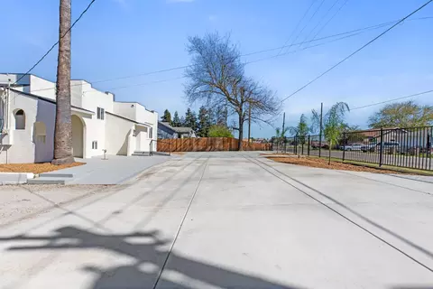 Exterior - 1821 River Rd, Modesto, CA 95351 photo 5 of 12