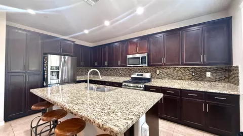 Kitchen - 2767 Round Tree Way, Manteca, CA 95337 photo 1 of 4