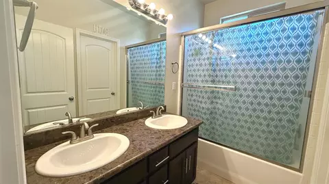 Bath - 2767 Round Tree Way, Manteca, CA 95337 photo 2 of 5