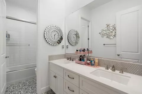 Bath - 1483 Centennial Dr, Lodi, CA 95242 photo 5 of 5