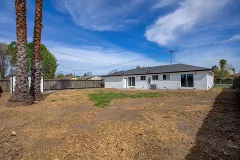 Exterior - 1111 Richland Ave, Modesto, CA 95351 photo 6 of 7