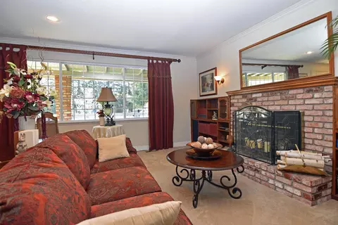 Living - 1701 Sylvia Ct, Turlock, CA 95382 photo 4 of 11