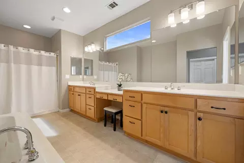 Bath - 2771 Amatchi Ct, Tracy, CA 95304 photo 2 of 4