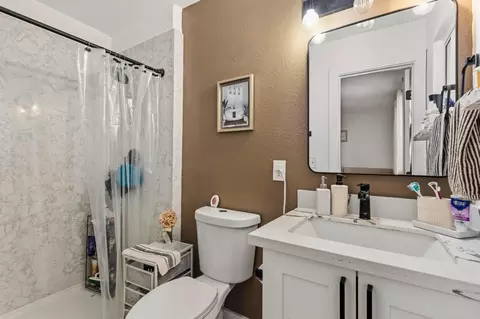 Bath - 1984 15th St, Olivehurst, CA 95961 photo 1 of 3