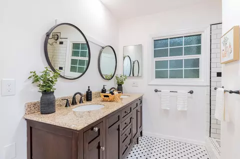 Bath - 435 Olive Ave, Modesto, CA 95350 photo 1 of 2