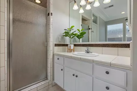 Bath - 2067 Robin Hood Ln, Merced, CA 95340 photo 5 of 7