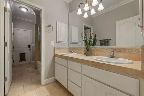 Bath - 2067 Robin Hood Ln, Merced, CA 95340 photo 2 of 7