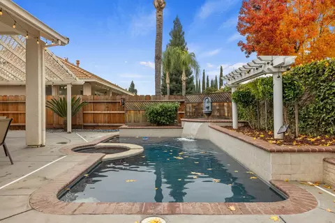 Exterior - 2067 Robin Hood Ln, Merced, CA 95340 photo 4 of 8
